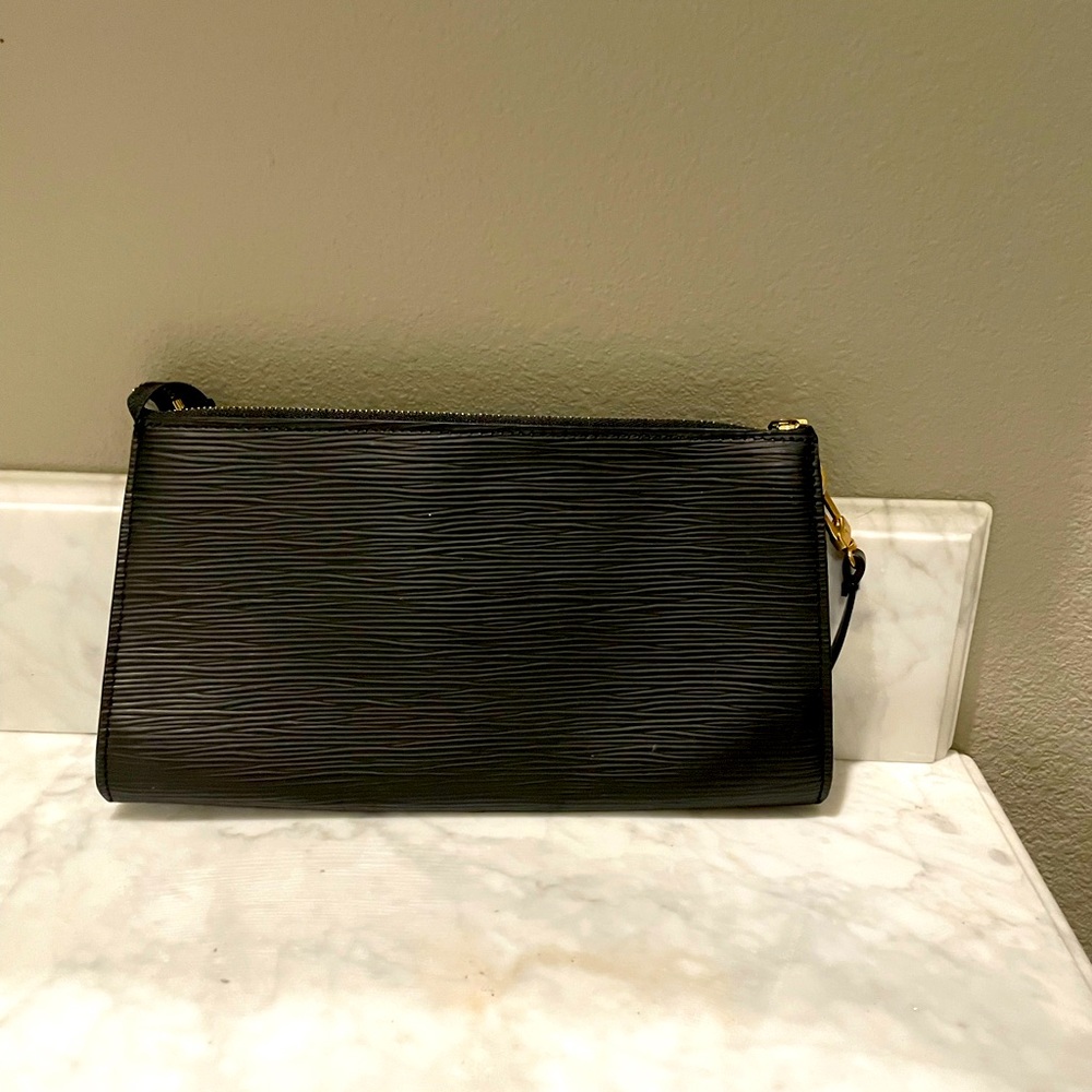Small LV bag in excellent condition.